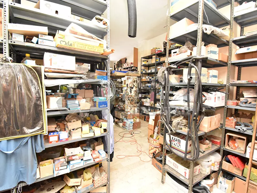 Immagine 25 di Locale commerciale in vendita  in Via g. Candido 1 a Lecce