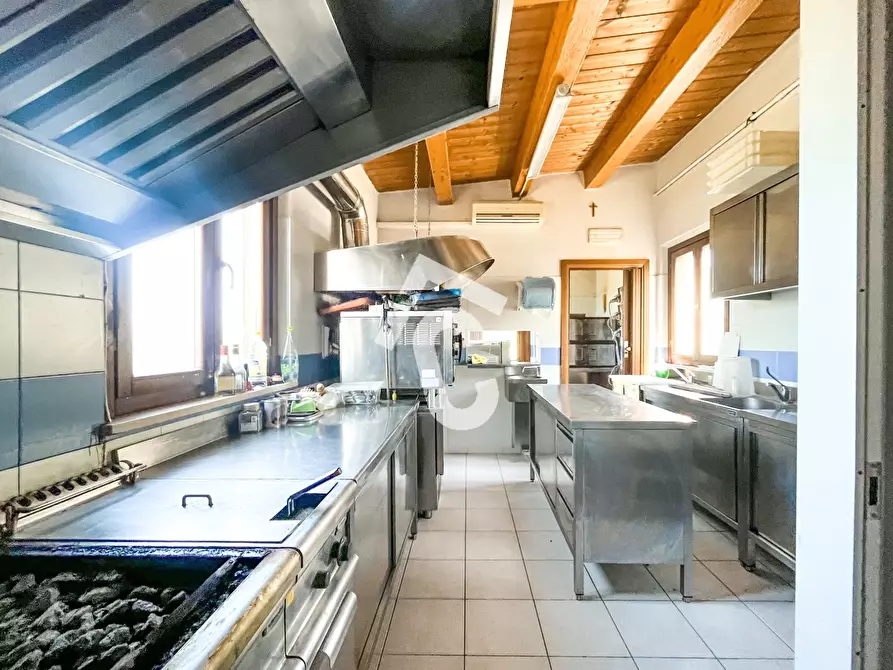 Immagine 27 di Rustico / casale in vendita  a Maiolati Spontini