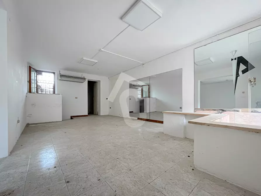 Immagine 3 di Locale commerciale in vendita  a Jesi