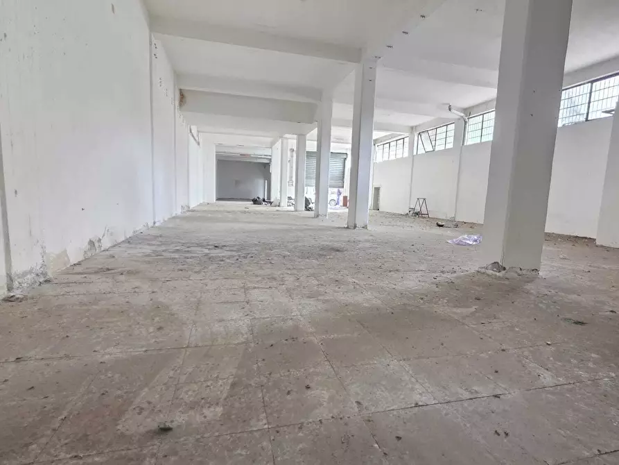 Immagine 8 di Locale commerciale in vendita  a Tremestieri Etneo