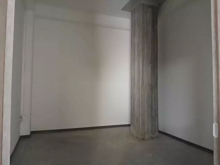 Immagine 5 di Locale commerciale in affitto  a Aci Bonaccorsi