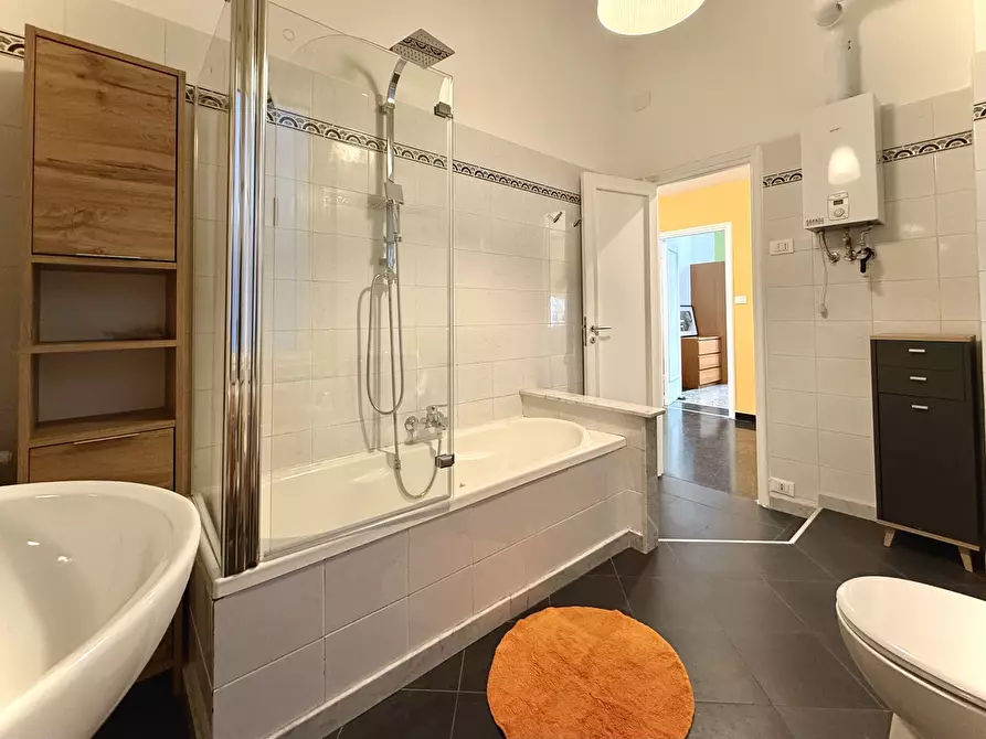 Immagine 42 di Pentalocale in vendita  in Via Fieschi a Genova