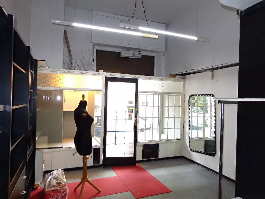 Immagine 10 di Locale commerciale in vendita  in Piazza Giovanni Tarello 3 a Genova