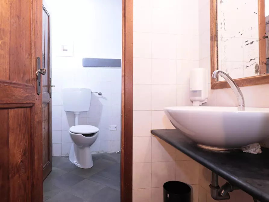 Immagine 11 di Locale commerciale in vendita  in Via di San Bernardo a Genova