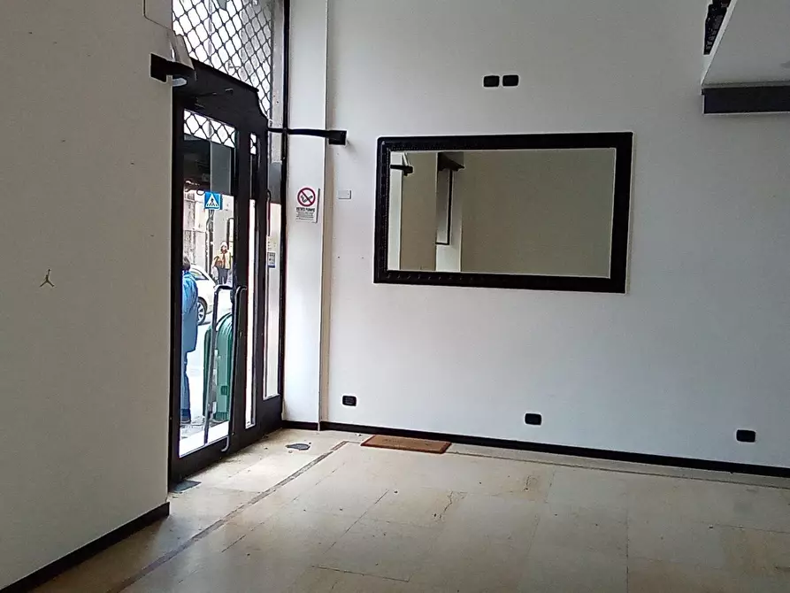 Immagine 12 di Locale commerciale in affitto  in Piazza della Nunziata 21 R a Genova