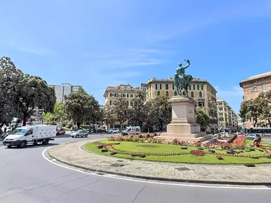 Immagine 2 di Locale commerciale in affitto  in Via XII Ottobre 9 a Genova