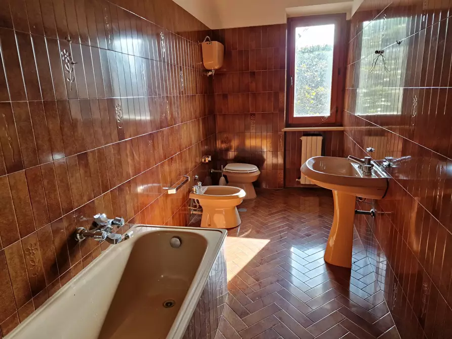 Immagine 39 di Villa in vendita  in Viale Perugia 37 a Castiglione Del Lago