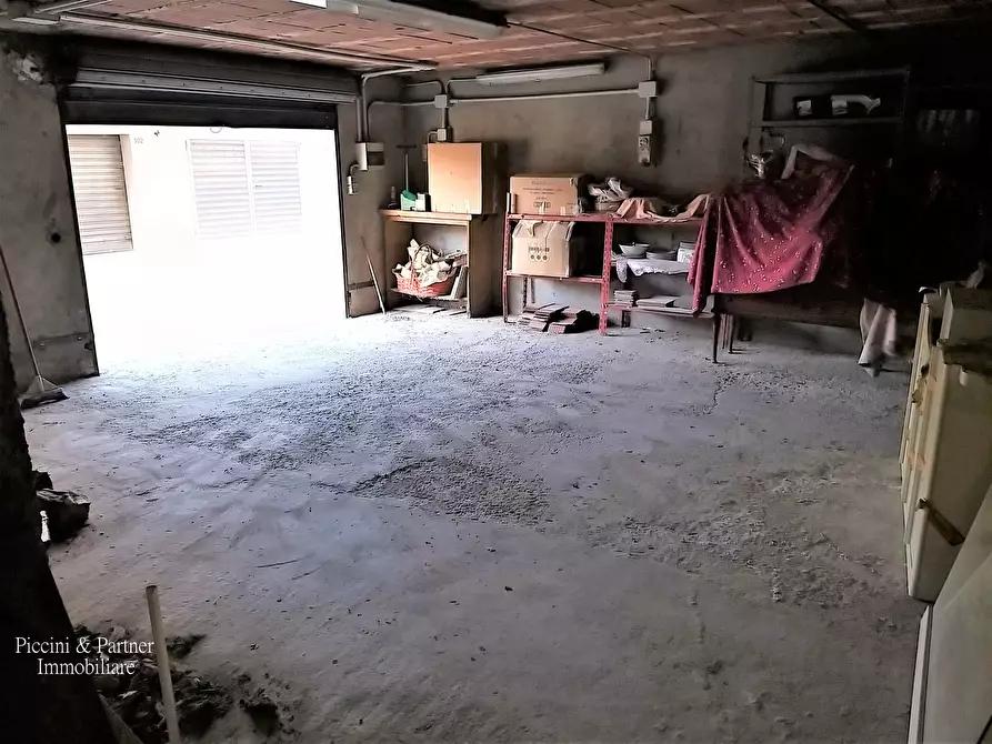 Immagine 2 di Garage in vendita  in Via Roma a Castiglione Del Lago