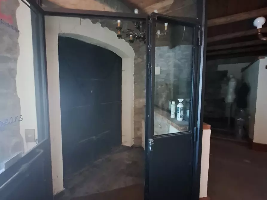 Immagine 4 di Locale commerciale in vendita  in Largo G. Roncacci 9 a Morlupo