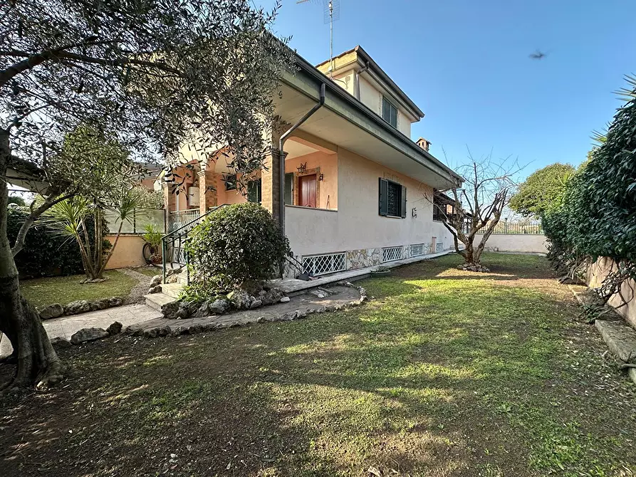 Immagine 1 di Casa trifamiliare in vendita  in Via Svetonio 73 a Guidonia Montecelio