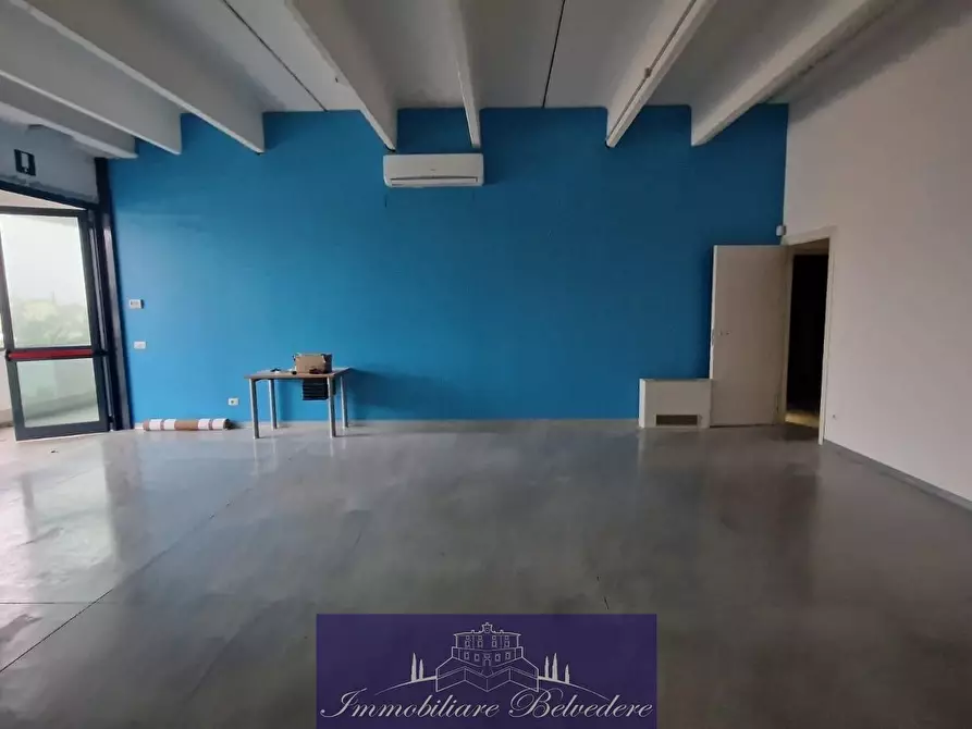 Immagine 1 di Magazzino in vendita  in Viale Europa a Scandicci