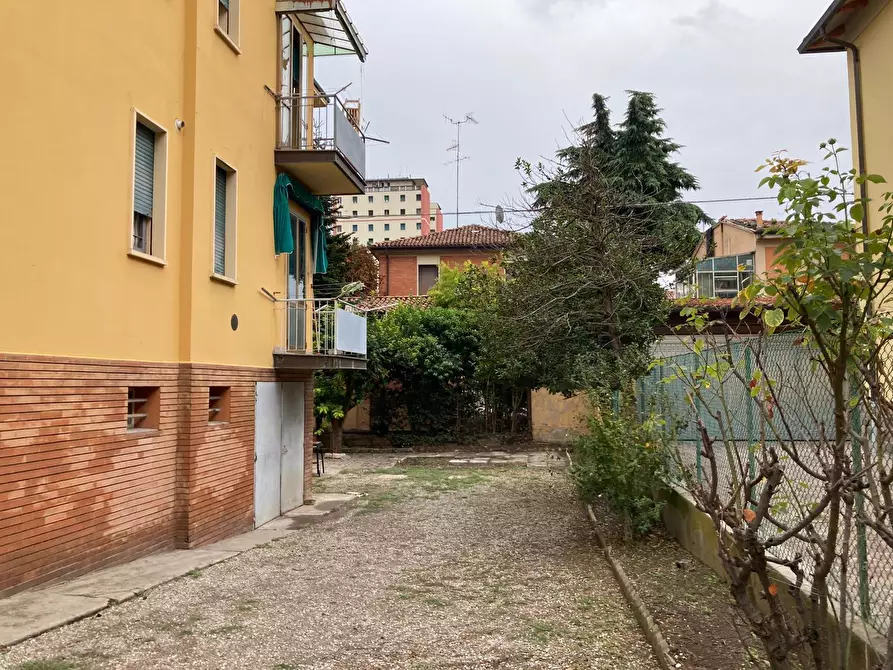 Immagine 33 di Trilocale in affitto  a Bologna