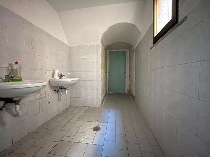 Immagine 12 di Locale commerciale in affitto  a Catanzaro