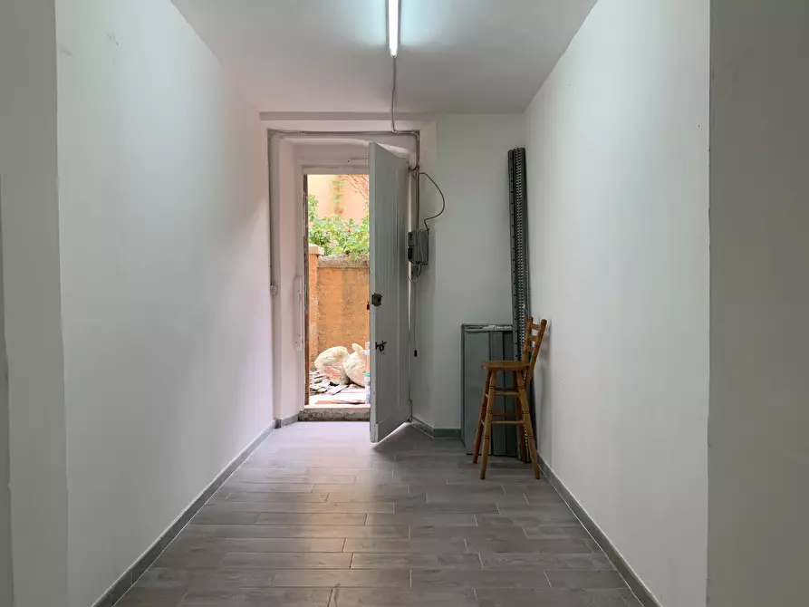 Immagine 4 di Magazzino in vendita  a Catanzaro