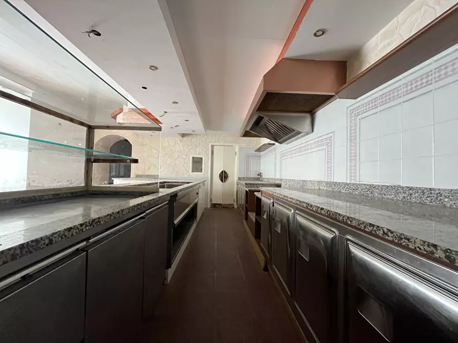 Immagine 9 di Locale commerciale in affitto  a Catanzaro