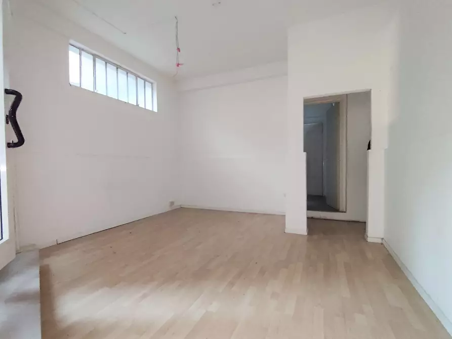 Immagine 2 di Magazzino in vendita  in Via Passo del Furlo 31 a Roma