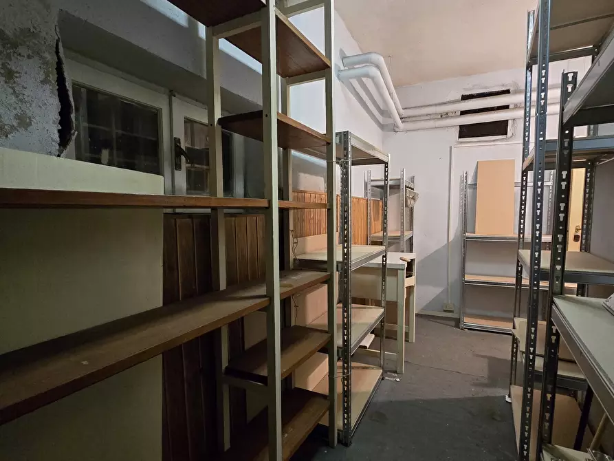 Immagine 6 di Magazzino in vendita  in Via Emilio de Marchi 21 a Roma