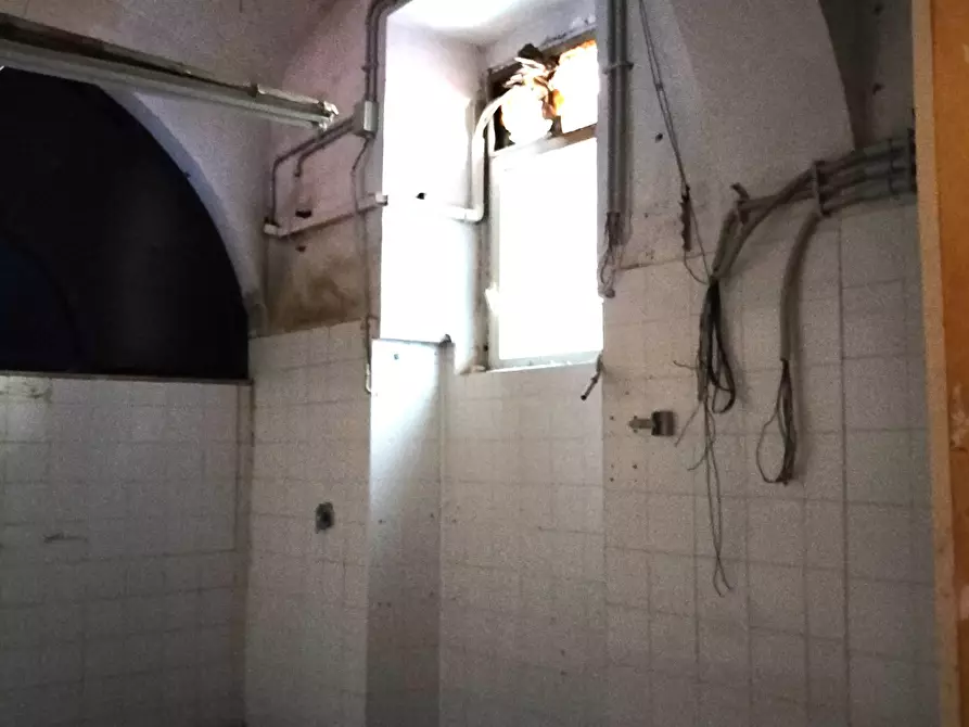 Immagine 19 di Locale commerciale in affitto  in via dei volsci a Roma