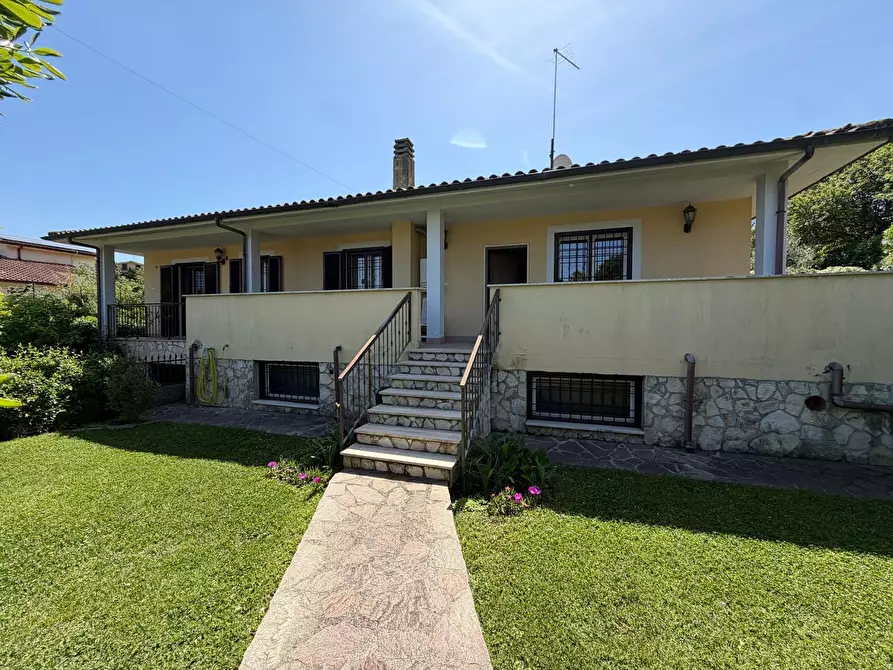 Immagine 1 di Villa in vendita  a Castelnuovo Di Porto