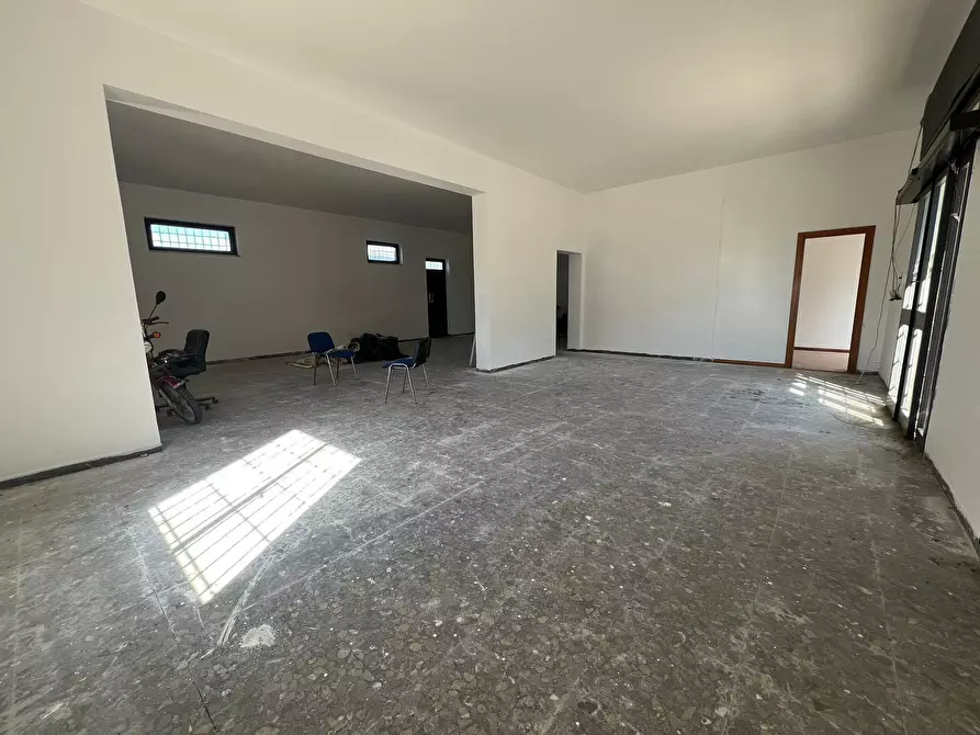 Immagine 12 di Locale commerciale in vendita  a Fiano Romano