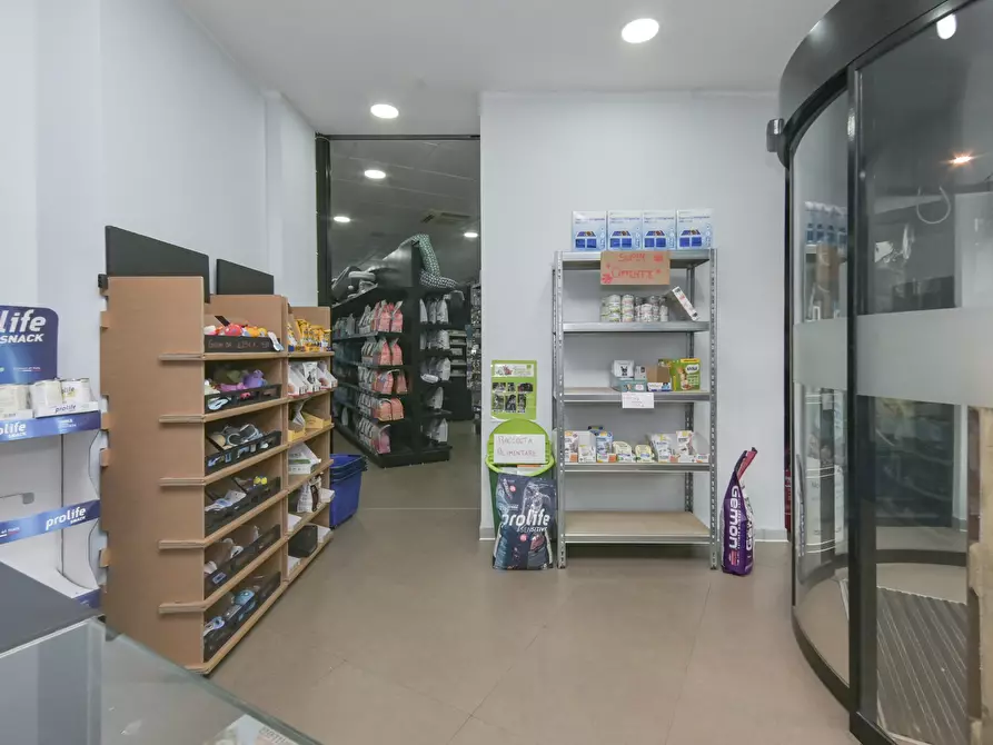 Immagine 10 di Locale commerciale in affitto  in piazza respighi 5 a Torino