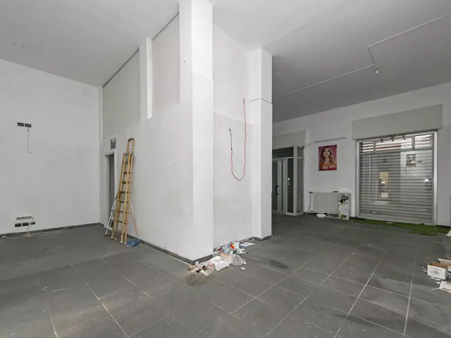 Immagine 8 di Locale commerciale in vendita  in via emanuel 22 a Torino