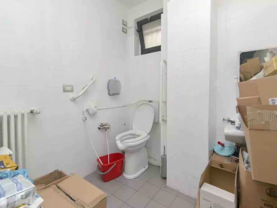 Immagine 27 di Locale commerciale in affitto  in piazza respighi 5 a Torino