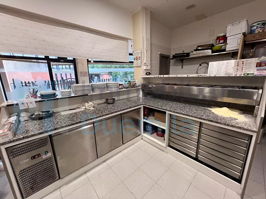 Immagine 11 di Locale commerciale in vendita  a Casalecchio Di Reno