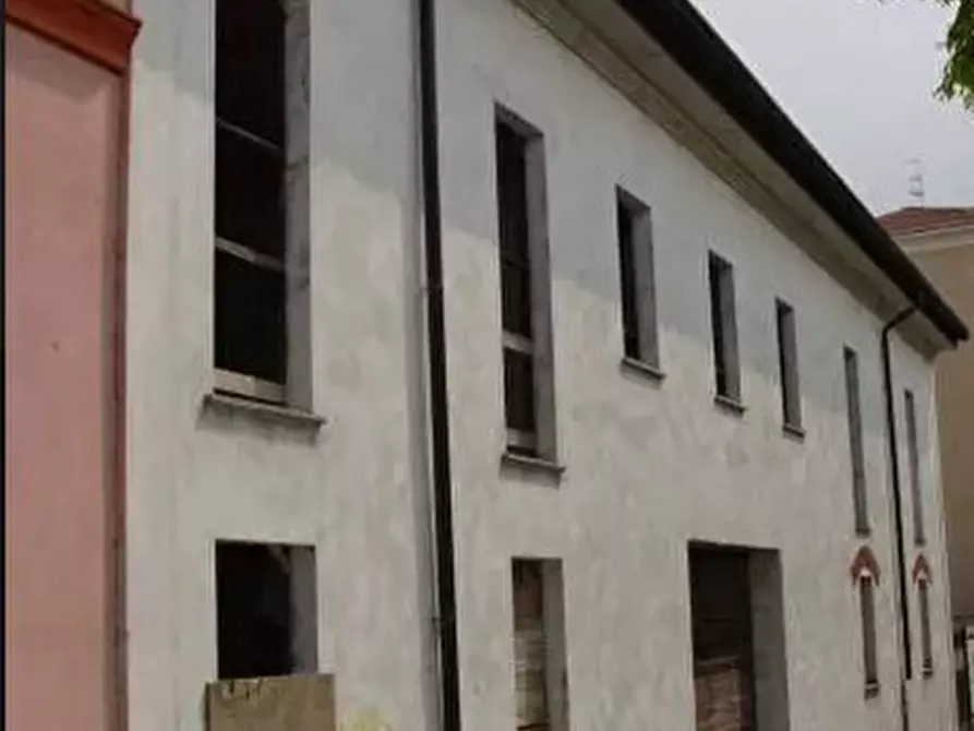 Immagine 1 di Casa indipendente in vendita  in Viale Vicenza 24 a Valenza