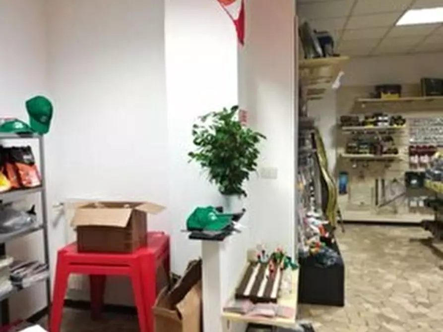 Immagine 3 di Locale commerciale in vendita  in Via Isorelle 40 a Savignone