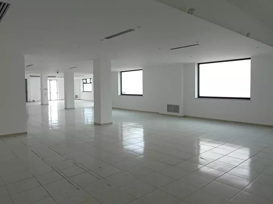 Immagine 2 di Locale commerciale in affitto  a Ragusa