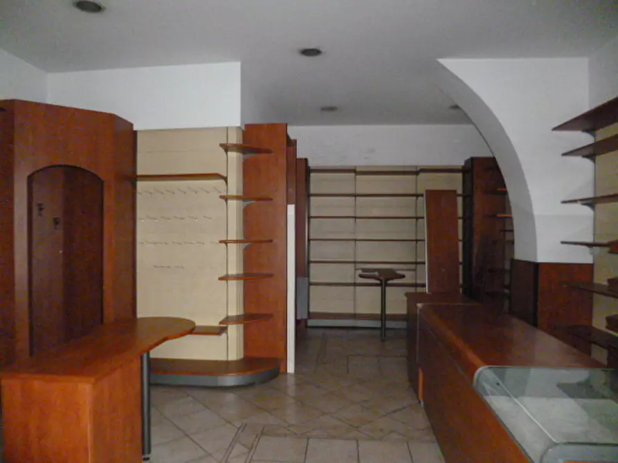 Immagine 6 di Locale commerciale in affitto  a Ragusa