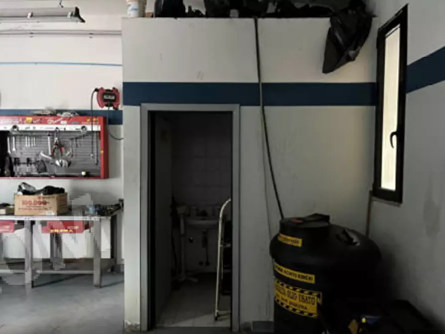 Immagine 3 di Locale commerciale in vendita  a Rimini