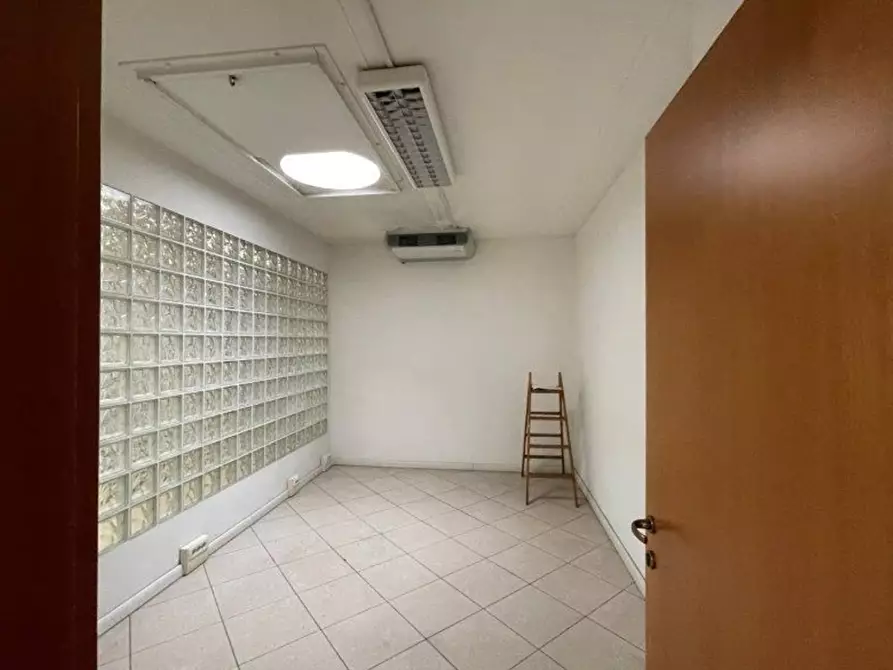 Immagine 2 di Ufficio in vendita  a Ravenna