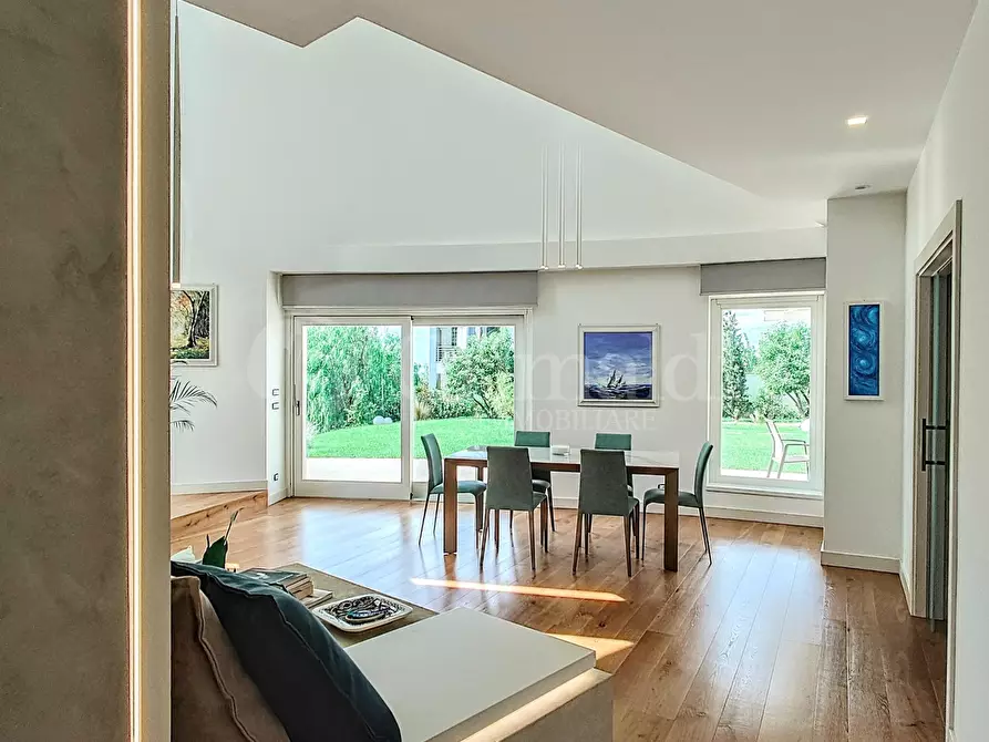Immagine 10 di Villa in vendita  a Anzio
