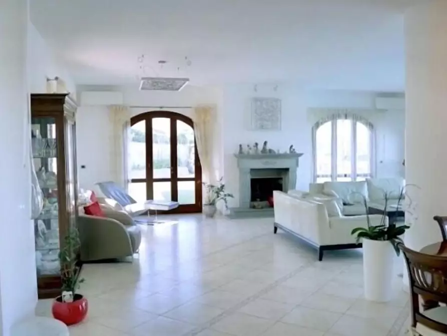 Immagine 18 di Villa in affitto  a Livorno