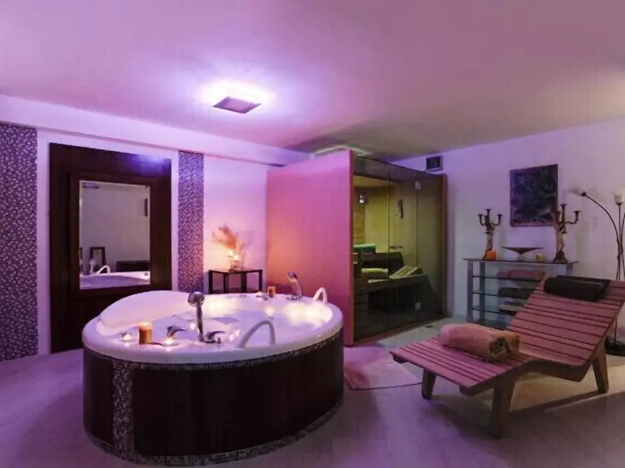 Immagine 33 di Villa in affitto  a Livorno