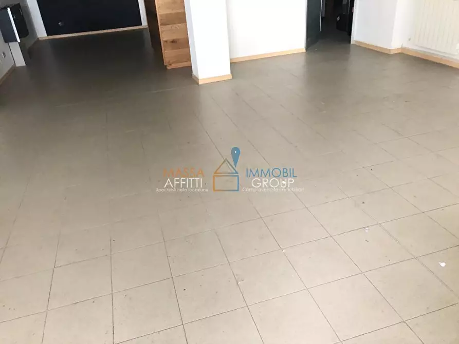 Immagine 5 di Locale commerciale in vendita  in Via Aurelia Ovest 456 a Massa