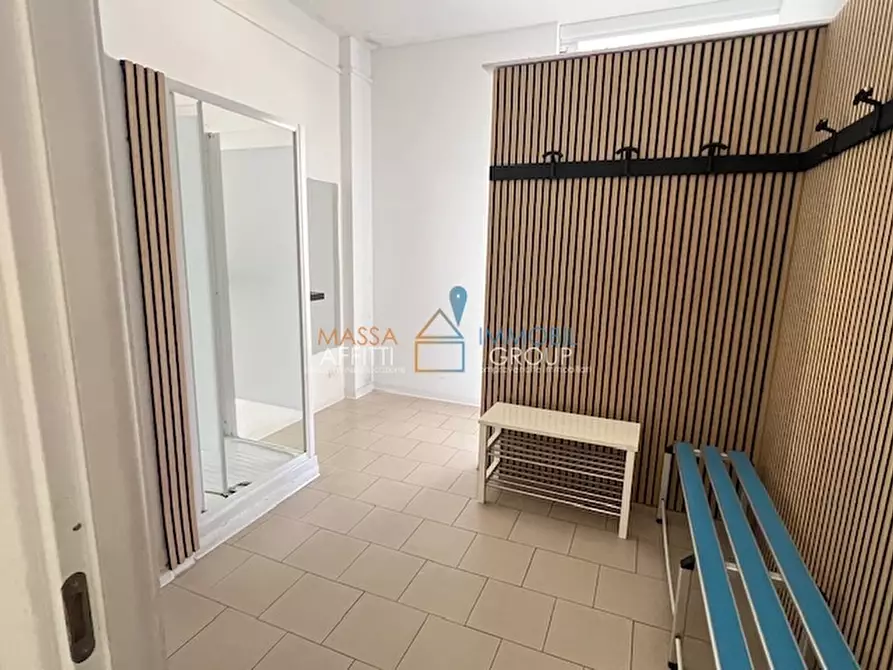 Immagine 10 di Locale commerciale in vendita  in Via Montegrappa 85 a Massa