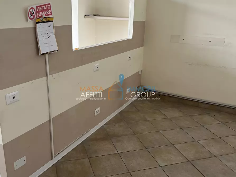 Immagine 3 di Locale commerciale in affitto  in Via Democrazia 42 a Massa