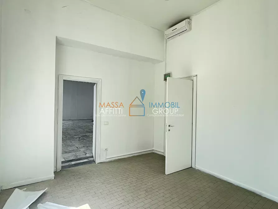 Immagine 16 di Locale commerciale in affitto  in Viale XX Settembre 199 a Carrara