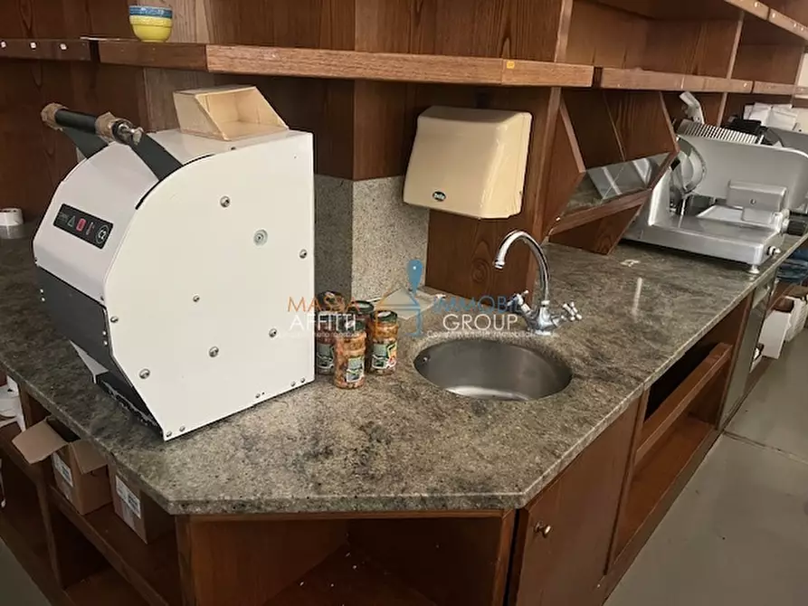 Immagine 12 di Locale commerciale in vendita  in Piazza Felice Palma 37 a Massa