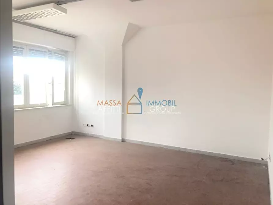Immagine 9 di Ufficio in affitto  in Via Democrazia 3 a Massa