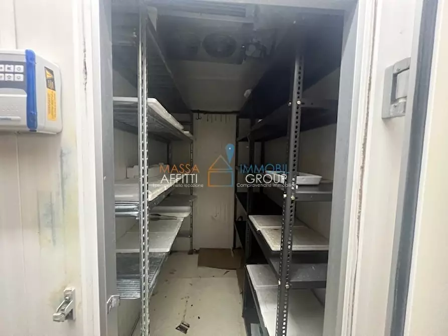 Immagine 19 di Locale commerciale in vendita  in Piazza Felice Palma 37 a Massa