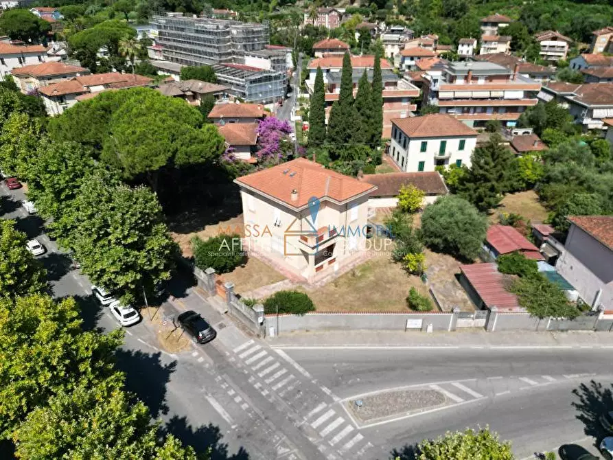 Immagine 5 di Villa in vendita  in Viale Stazione 54 a Massa