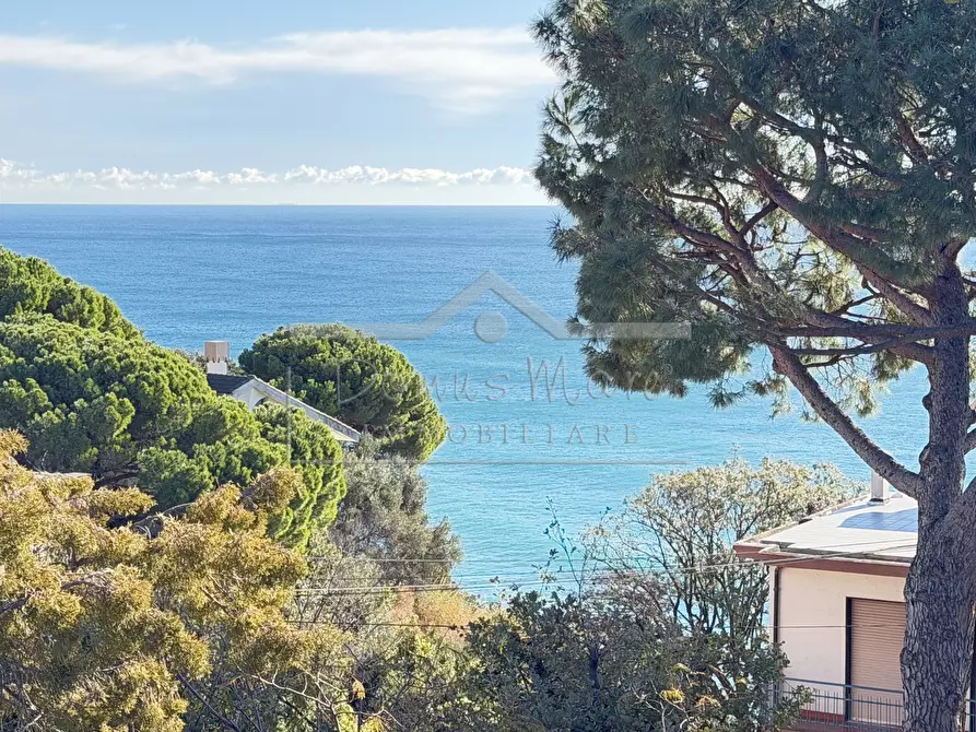 Immagine 1 di Villa in vendita  in Via Bricco del Poggio 32 a Savona