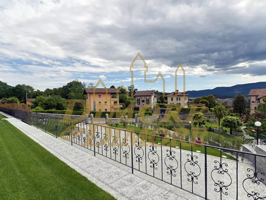 Immagine 15 di Villa in vendita  a Verbania