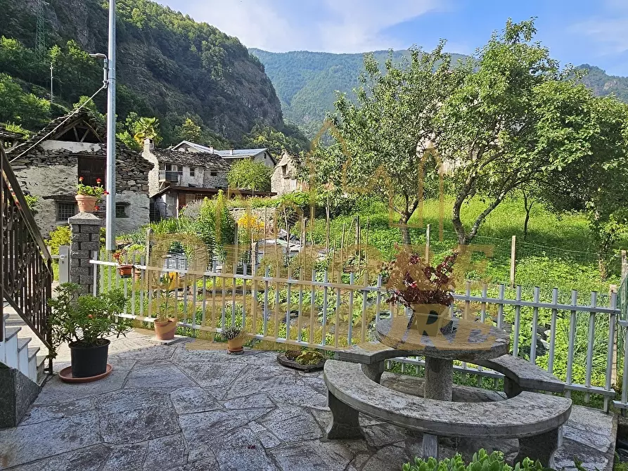 Immagine 5 di Villa in vendita  a Calasca-Castiglione