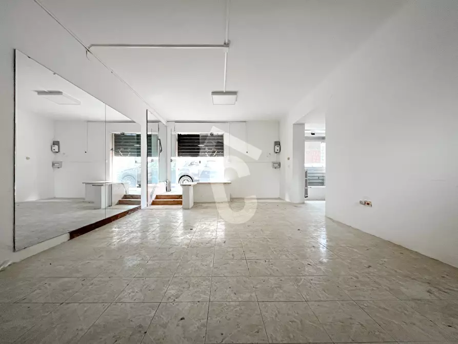 Immagine 1 di Locale commerciale in vendita  a Jesi