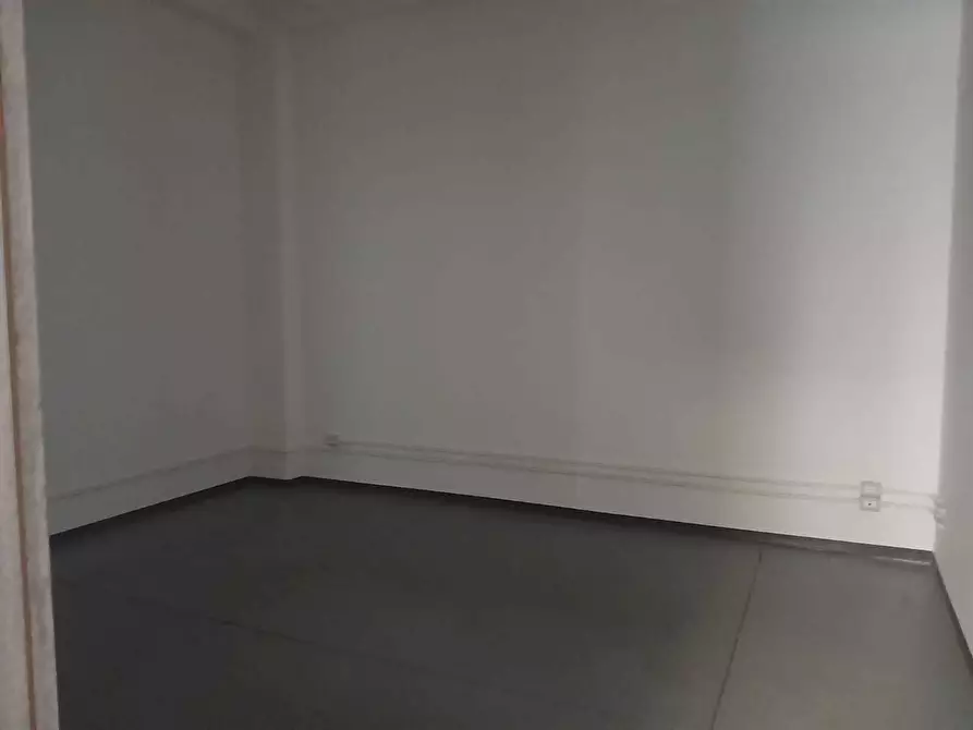 Immagine 15 di Locale commerciale in affitto  a Aci Bonaccorsi